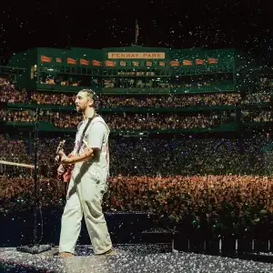 Pain-Is-Cold-Water-live-From-Fenway-Park-Noah-Kahan.webp
